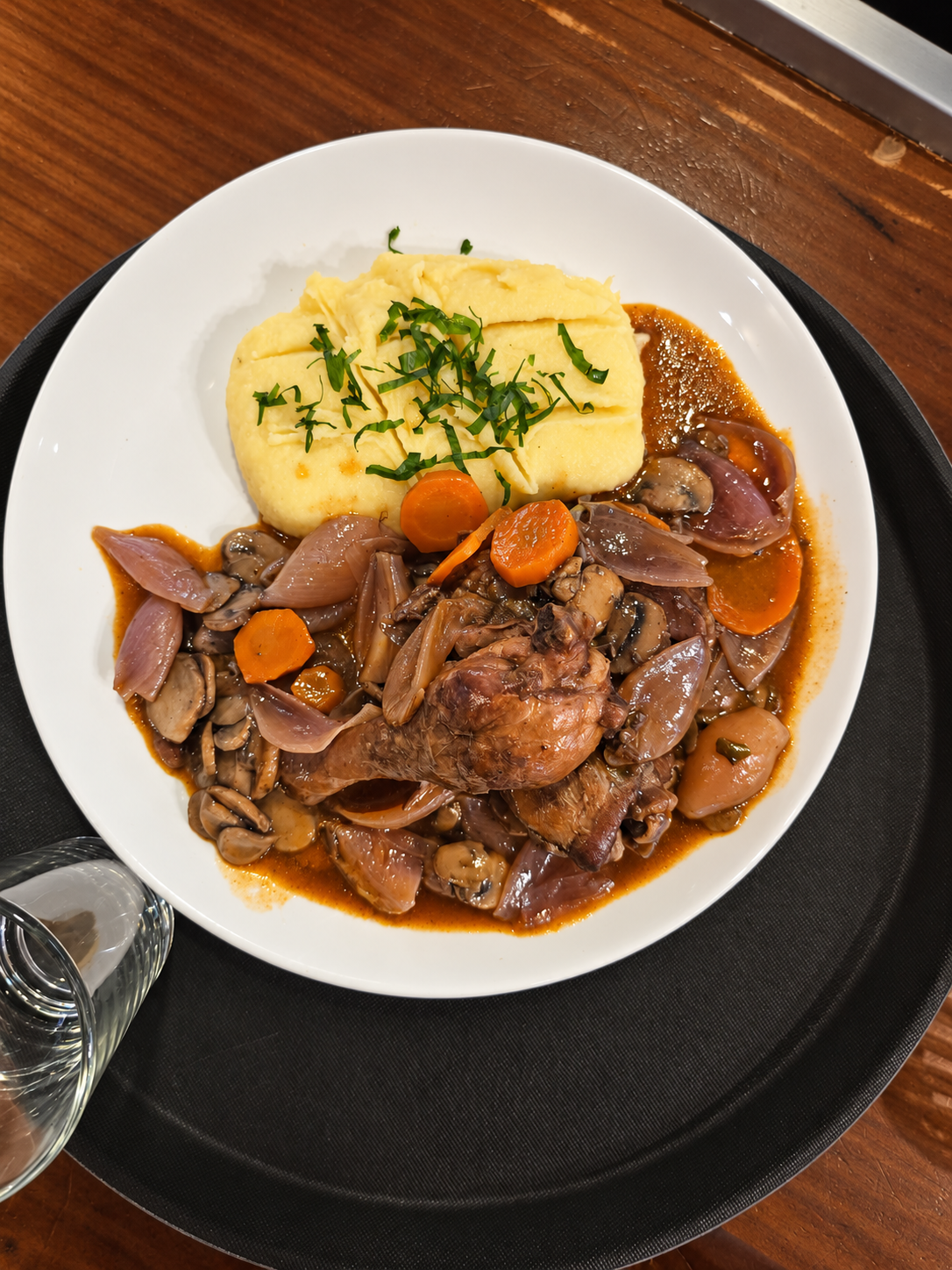 Un plato de la cocina de Le Bistro, servido con puré y vegetales.