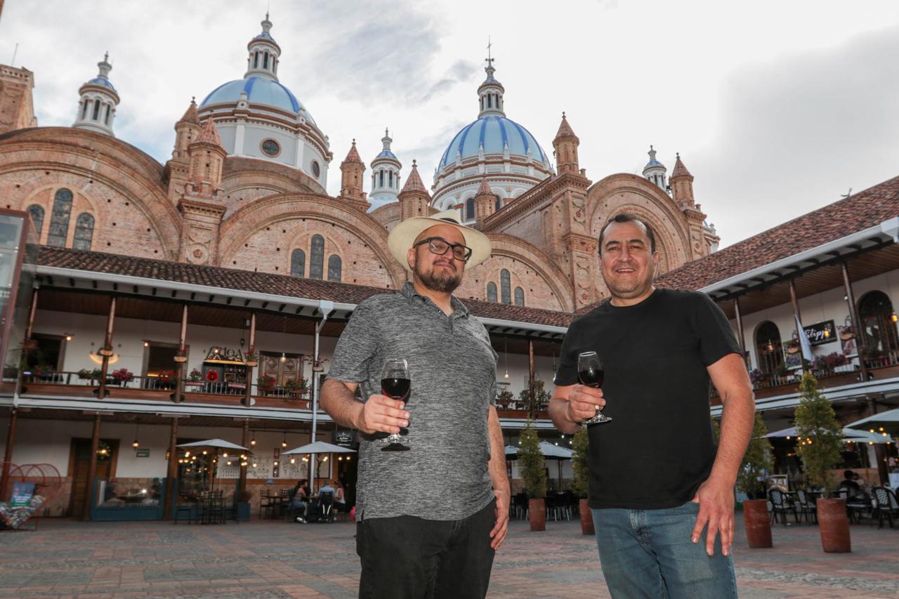 Un encuentro en el patio del Seminario San Luis, con la Catedral de Cuenca al fondo.