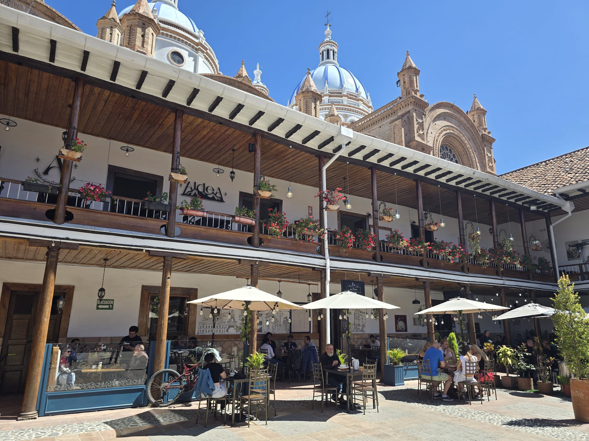 Patio del Seminario San Luis y las cúpulas de la Catedral de Cuenca, junto a Le Bistro.