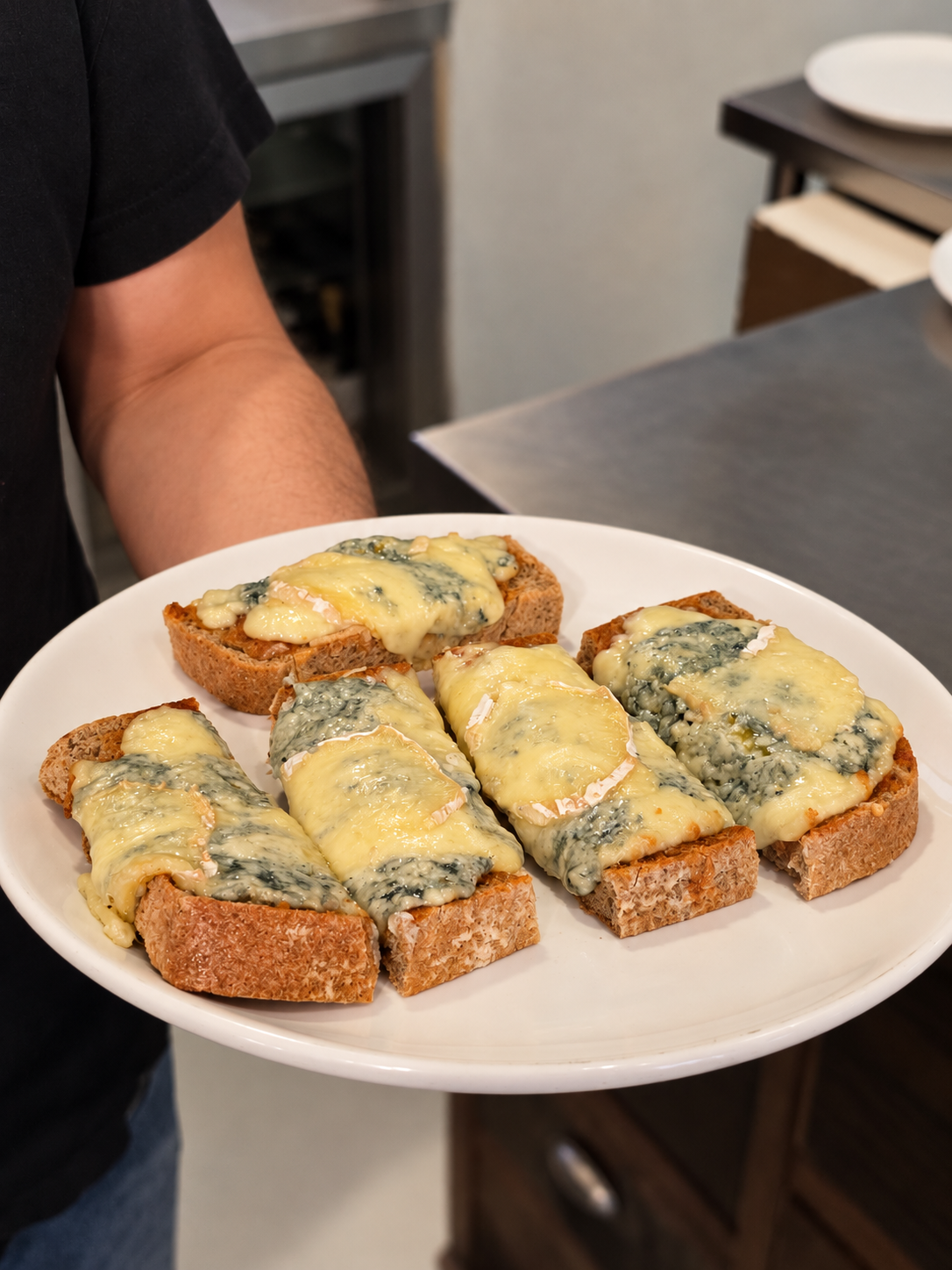 Tartines gratinadas recién servidas en Le Bistro.